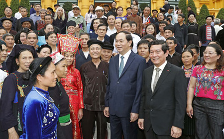 Chủ tịch nước Trần Đại Quang với các già làng, trưởng bản, người có uy tín vùng đồng bào dân tộc thiểu số khu vực phía Bắc.